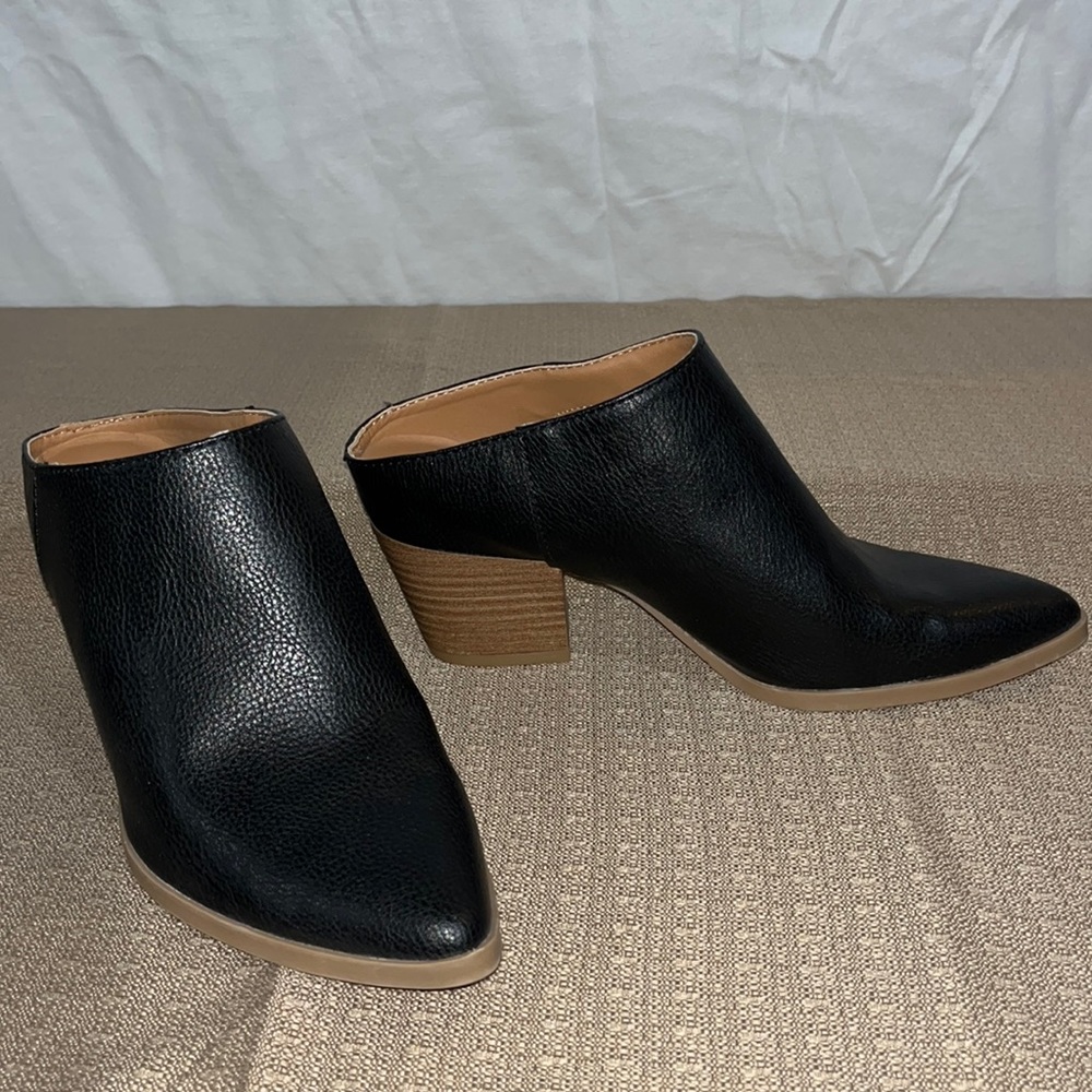 Pointed toe heeled mule